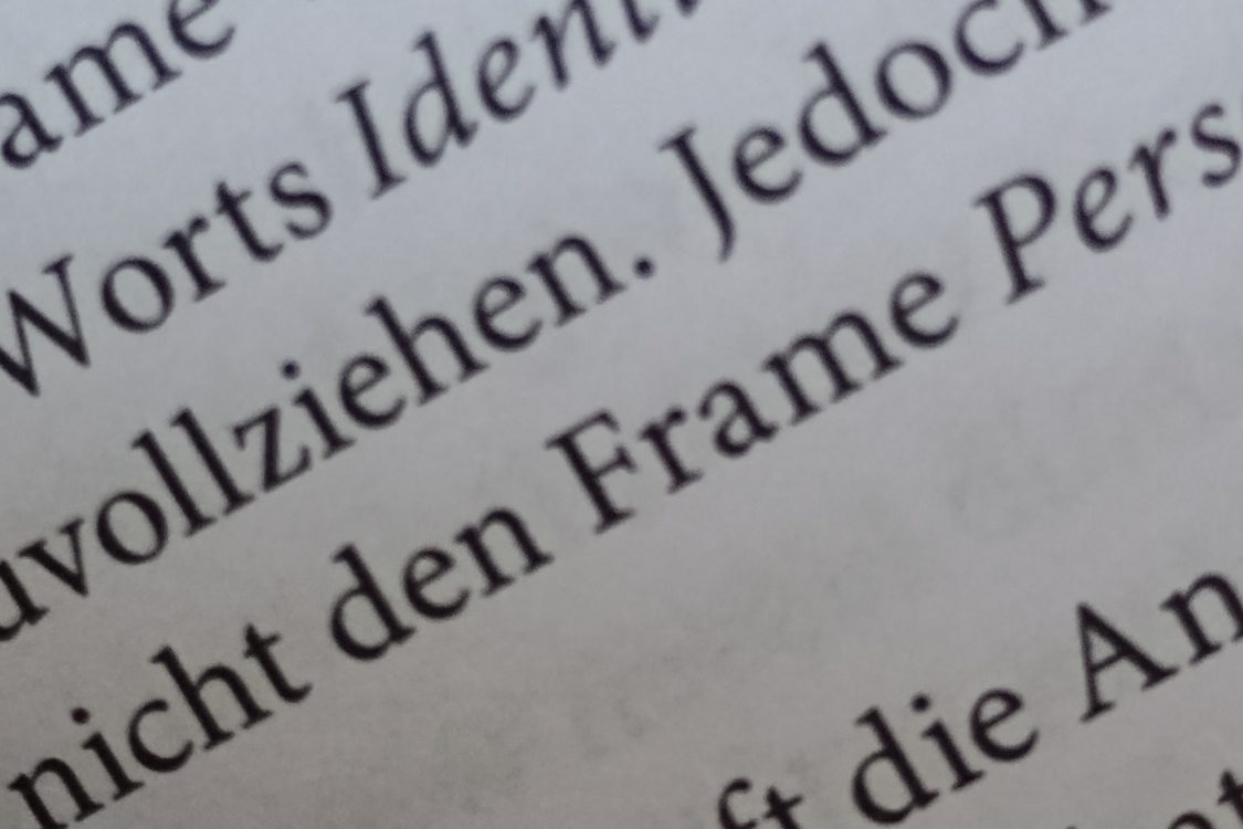 Buchseite Nahaufnahme einer Buchseite, es sind nur teilweise Worte erkennbar