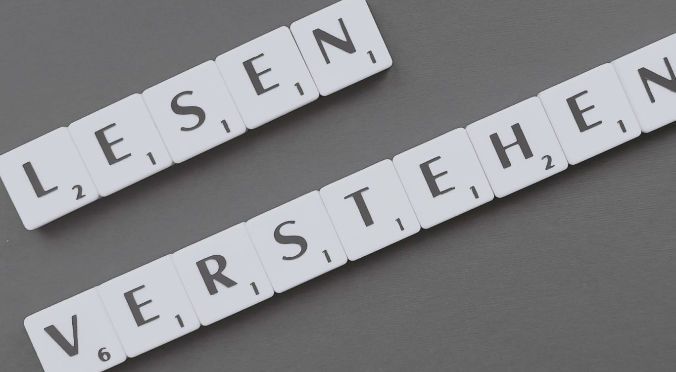 Lesen verstehen Mit Buchstabensteinen sind die Worte "lesen" und "verstehen" gelegt