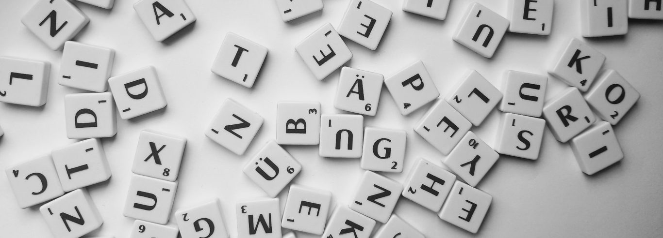 Buchstaben Buchstabensteine liegen unsortiert nebeneinander
