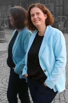 Foto von Heike Goller-Lenz vor einer spiegelnden Fläche.